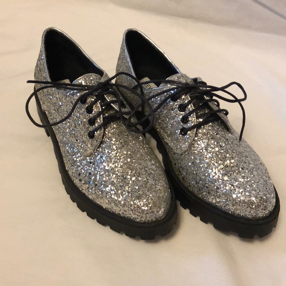 NEW Steve Madden Silver Glitter Oxford